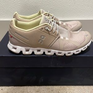 Womens On Cloud running sneaker, size US 7
